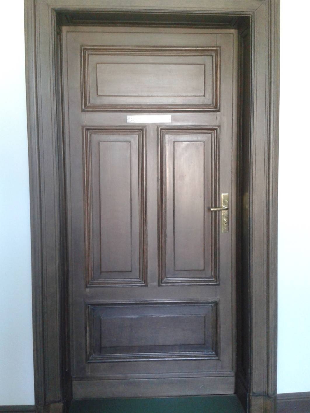 Der staatl. geprüfter Techniker Norbert Schimpf ist hat für Malermeister Bromund der im Schloss Glienicke die Vor und Malerarbeiten ausgeführt hat die Restaurierung an den Holzimitation – Türen übernommen. Staatl. geprüfter Techniker Norbert Schimpf übernikmmt nicht das klassische specktrum des Restaurators, er hat sich auf die Restaurierung und Rekonstruktion historischer Malereien spezialisiert.